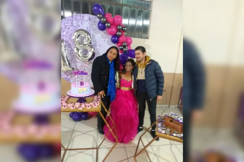 Jovem de Apucarana que sonhava com bolo de níver ganha festa surpresa