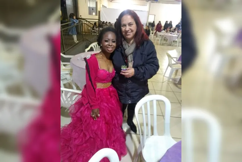 Jovem de Apucarana que sonhava com bolo de níver ganha festa surpresa
