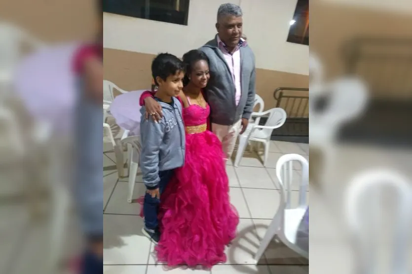 Jovem de Apucarana que sonhava com bolo de níver ganha festa surpresa