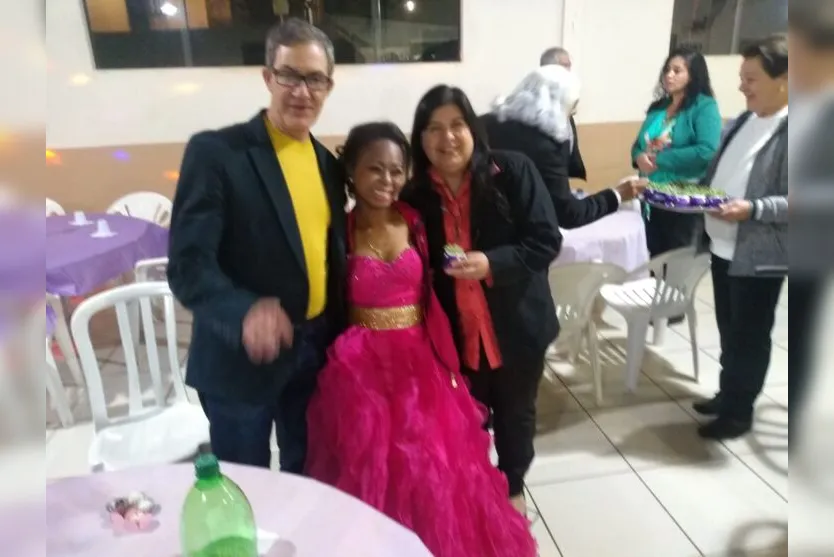 Jovem de Apucarana que sonhava com bolo de níver ganha festa surpresa