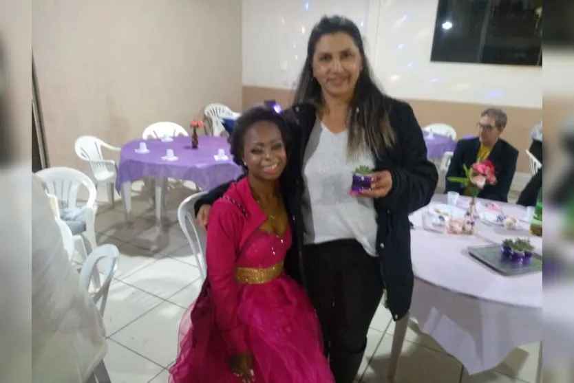 Jovem de Apucarana que sonhava com bolo de níver ganha festa surpresa