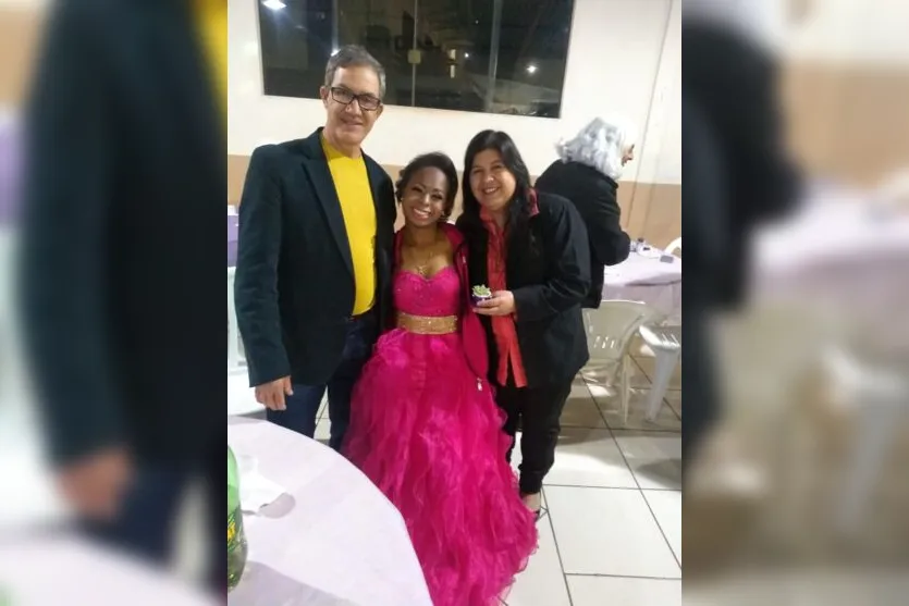 Jovem de Apucarana que sonhava com bolo de níver ganha festa surpresa