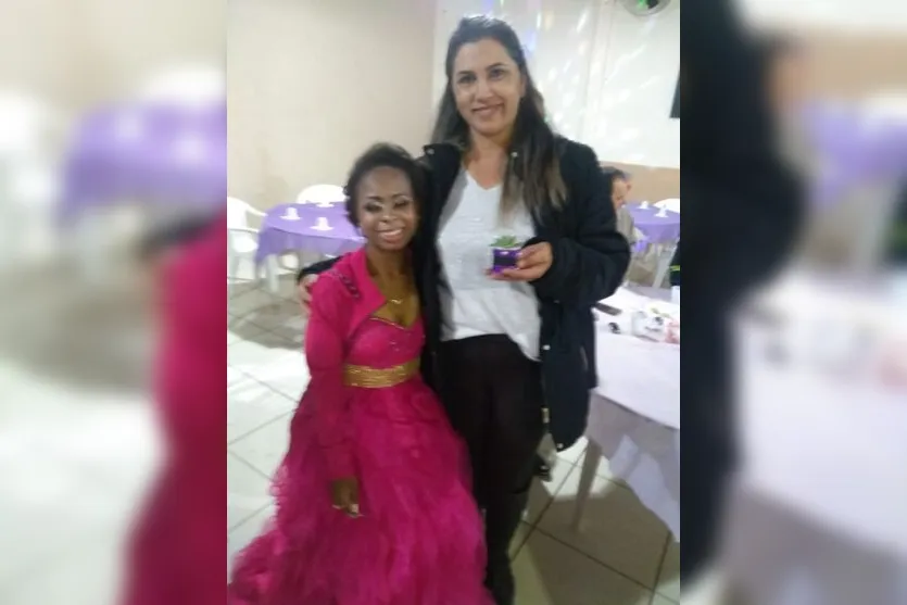 Jovem de Apucarana que sonhava com bolo de níver ganha festa surpresa