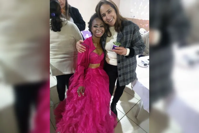 Jovem de Apucarana que sonhava com bolo de níver ganha festa surpresa