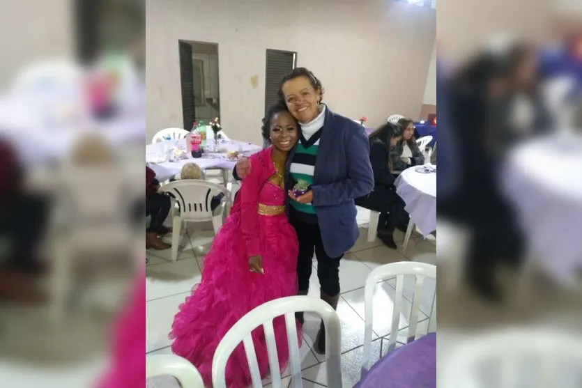 Jovem de Apucarana que sonhava com bolo de níver ganha festa surpresa