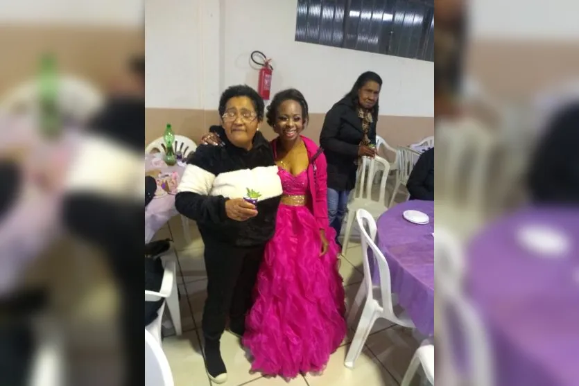 Jovem de Apucarana que sonhava com bolo de níver ganha festa surpresa