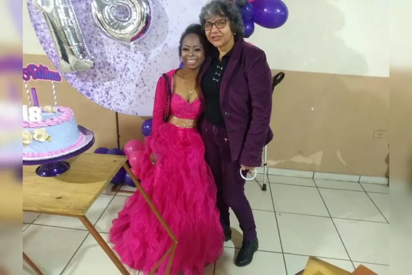 Jovem de Apucarana que sonhava com bolo de níver ganha festa surpresa