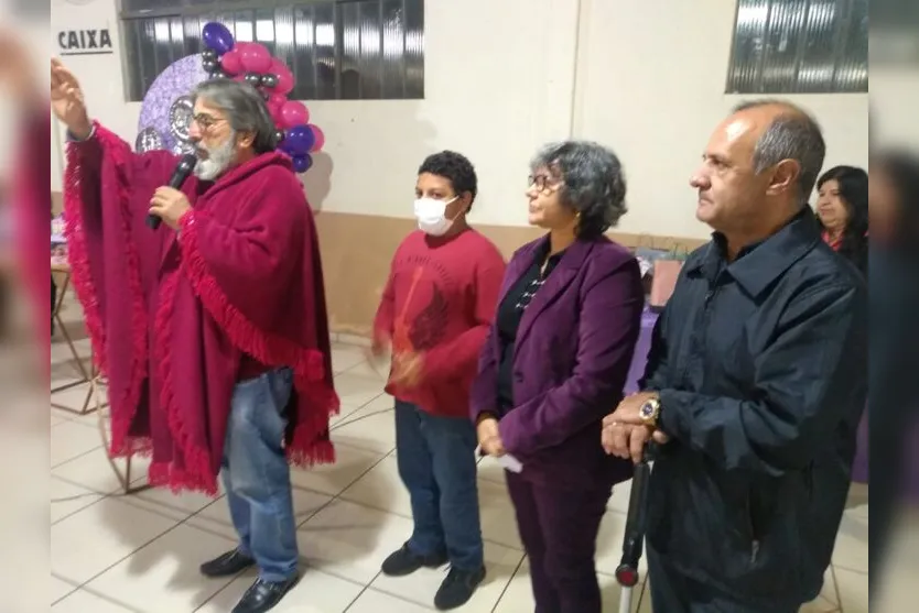 Jovem de Apucarana que sonhava com bolo de níver ganha festa surpresa