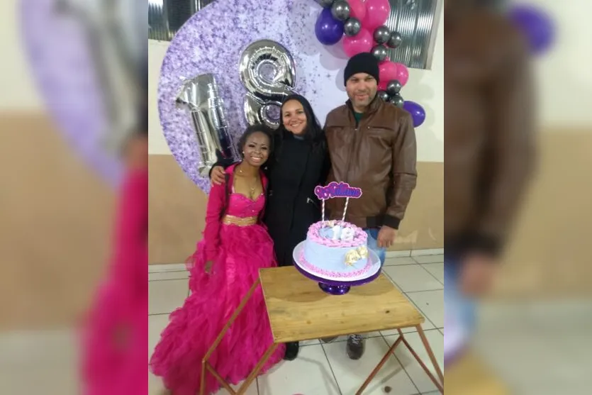 Jovem de Apucarana que sonhava com bolo de níver ganha festa surpresa