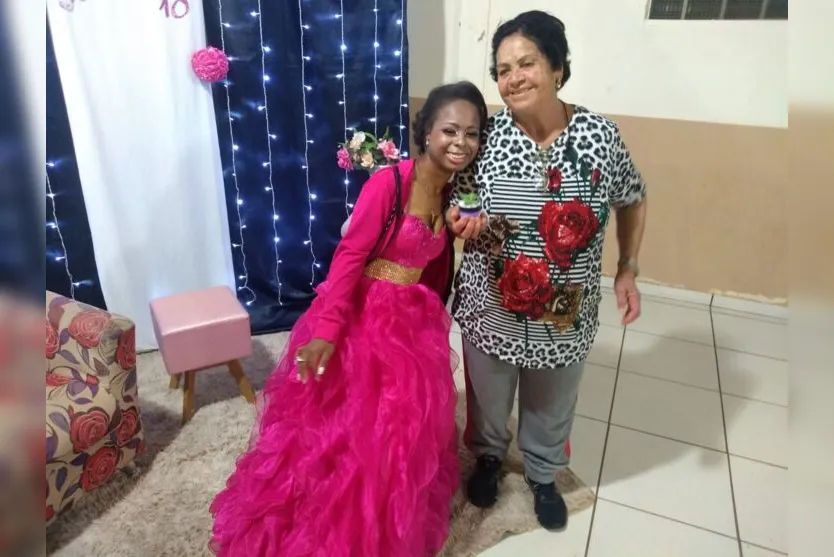 Jovem de Apucarana que sonhava com bolo de níver ganha festa surpresa