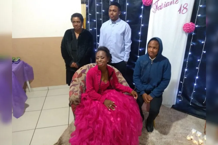 Jovem de Apucarana que sonhava com bolo de níver ganha festa surpresa