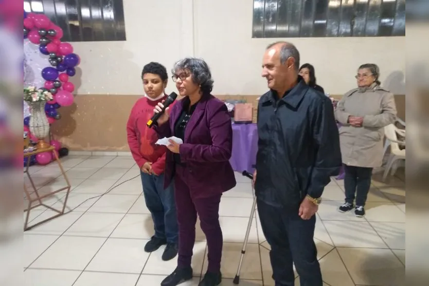 Jovem de Apucarana que sonhava com bolo de níver ganha festa surpresa