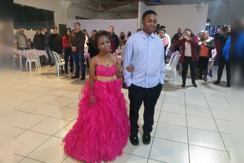 Jovem de Apucarana que sonhava com bolo de níver ganha festa surpresa