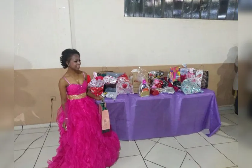 Jovem de Apucarana que sonhava com bolo de níver ganha festa surpresa