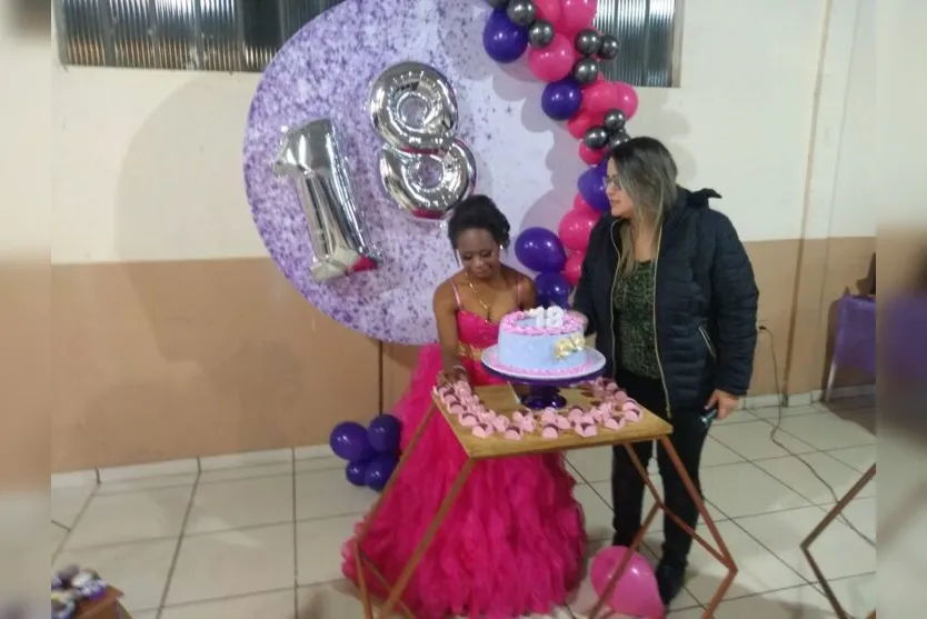 Jovem de Apucarana que sonhava com bolo de níver ganha festa surpresa