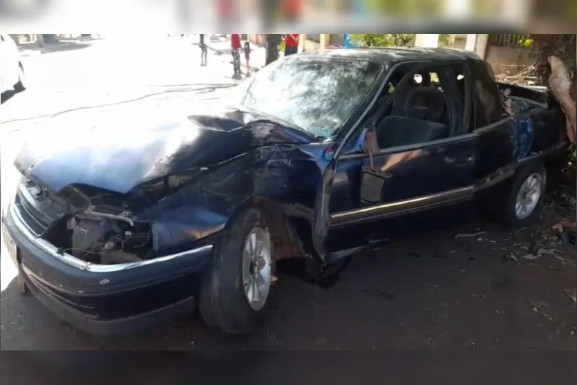 Jovem fica ferido após colisão contra árvore em Arapongas