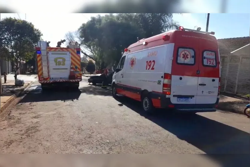 Jovem fica ferido após colisão contra árvore em Arapongas