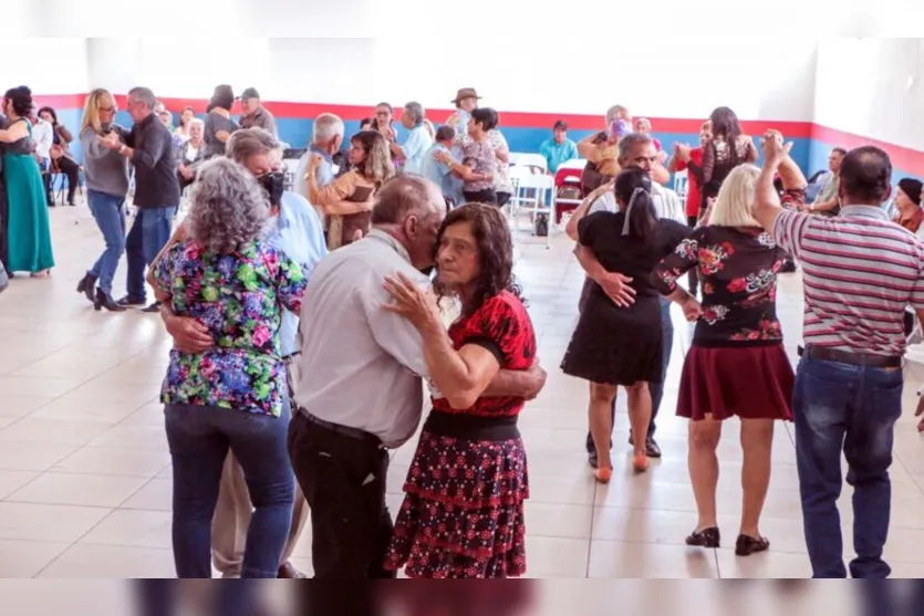  Lourdes de Freitas, 67 anos também expressou a alegria de poder voltar dançar no Baile da Terceira Idade 