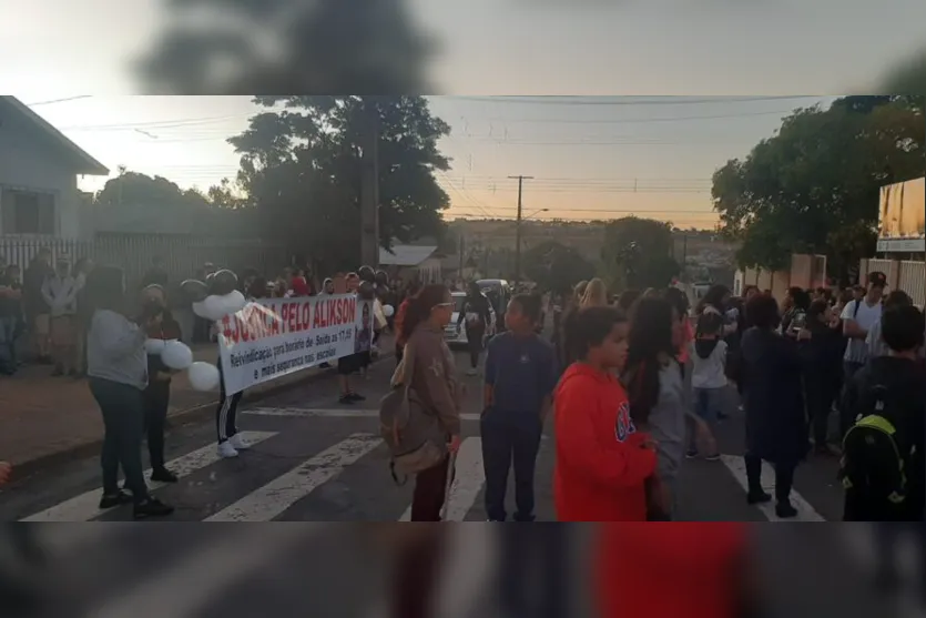  Manifestação reuniu dezenas de pessoas em frente ao Colégio Canale 