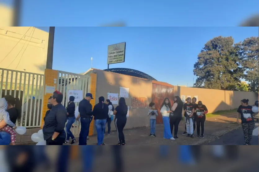  Manifestantes colaram cartazes na fachada da escola com pedidos de ‘Fora Canela’ e ‘Justiça’ 