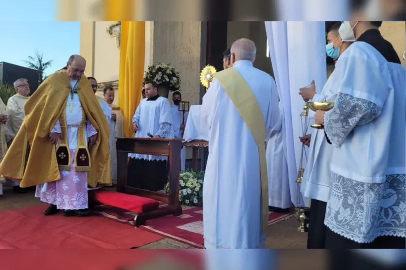 Milhares de fiéis fazem a celebração de Corpus Christi em Apucarana