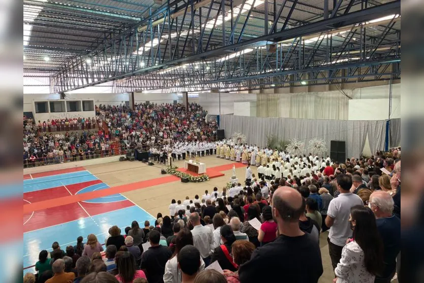 Milhares de fiéis fazem a celebração de Corpus Christi em Apucarana