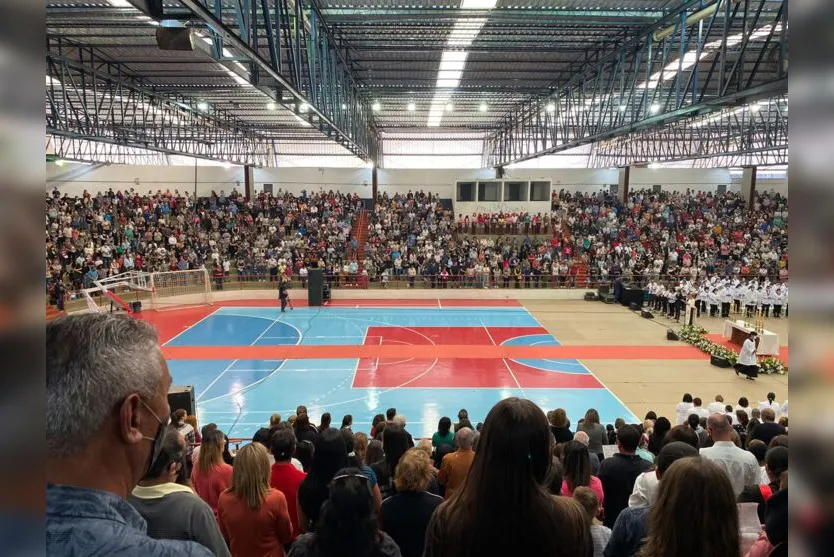 Milhares de fiéis fazem a celebração de Corpus Christi em Apucarana