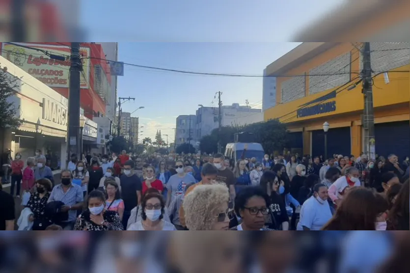 Milhares de fiéis fazem a celebração de Corpus Christi em Apucarana