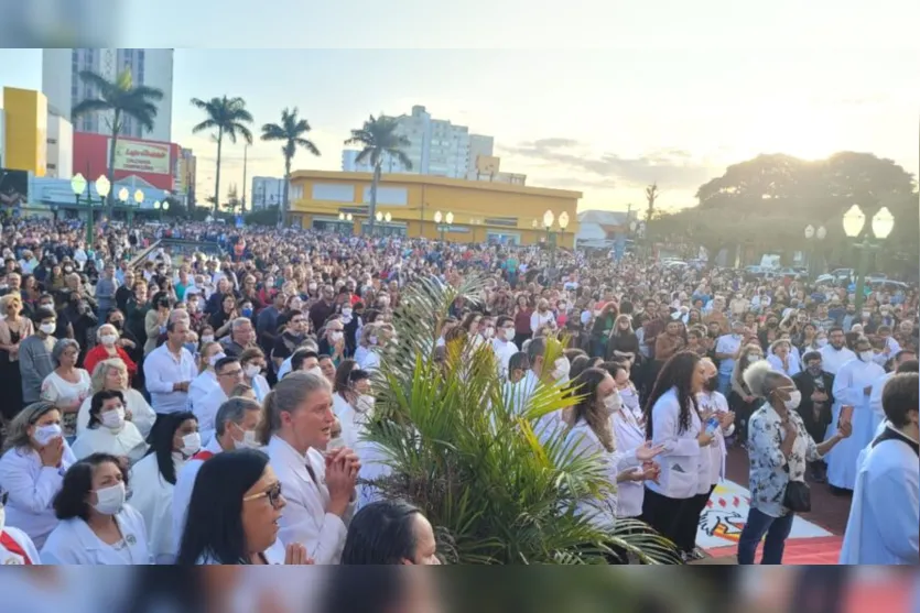 Milhares de fiéis fazem a celebração de Corpus Christi em Apucarana