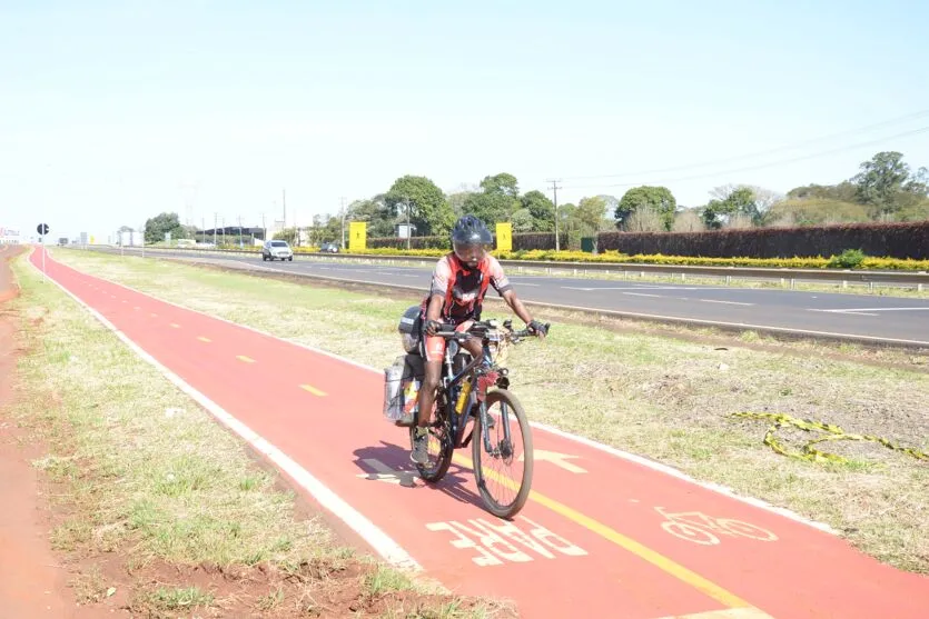  Neguinho pedala pelo mundo desde os 14 anos de idade para pagar promessa 