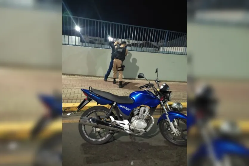  No total, foram abordados seis motocicletas, doze automóveis e 31 pessoas 