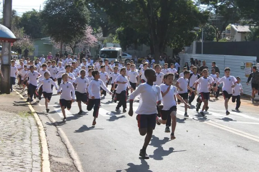  O Circuito de Corridas de Rua das Escolas Municipais é disputado em três categorias, nos naipes masculino e feminino 