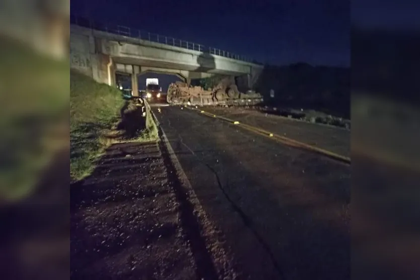  O acidente aconteceu na noite desta terça-fera 