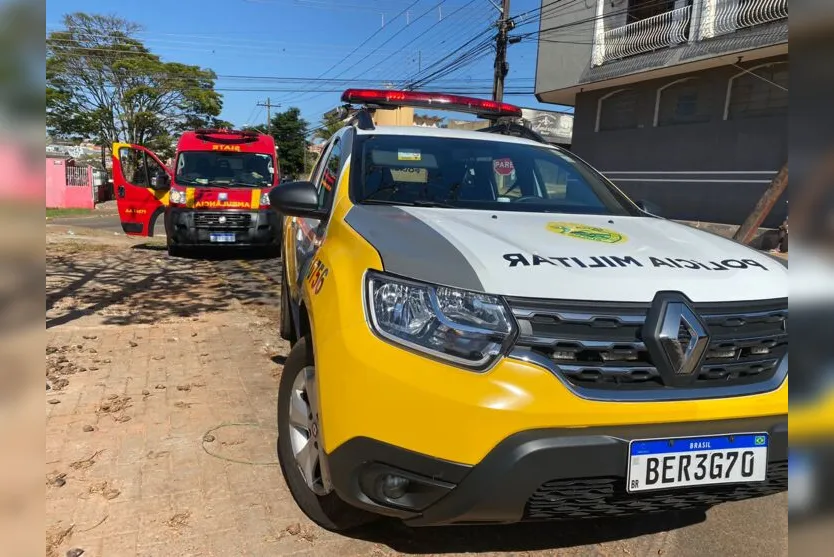  O agressor, que já foi identificado teria 50 anos e fugiu do local. 