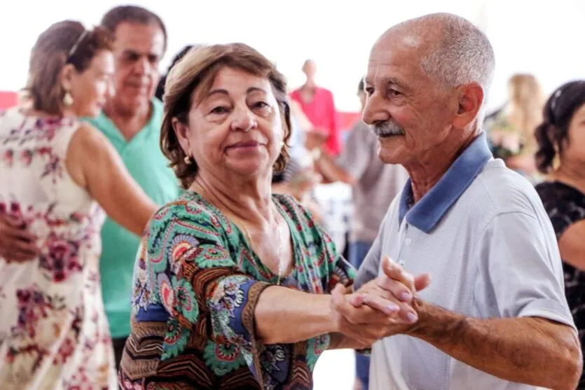  O baile da terceira idade é um serviço ofertado pela Prefeitura de Apucarana, por meio da Secretaria Municipal de Assistência Social 