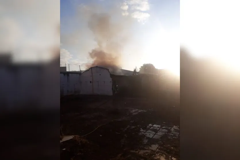  O depósito de 'arquivo morto', com vários papéis, seria do Fórum de Arapongas e fica nos fundos de uma clínica 