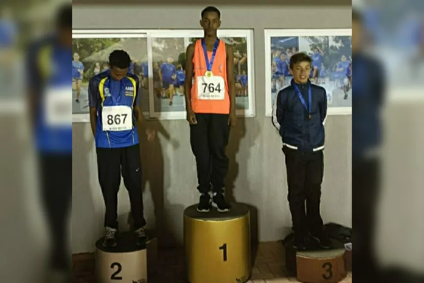  O garoto Yohan Gabriel Brandino de Oliveira ganhou medalha de ouro na prova de 150m na categoria sub-14 