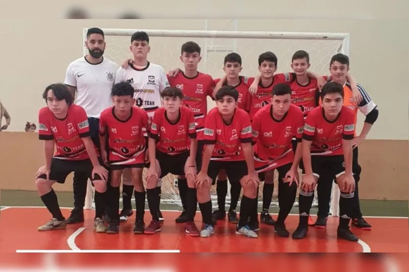  O grupo de alunos do Colégio Platão, de Apucarana, recebe o treinamento de Lucas Tipão 