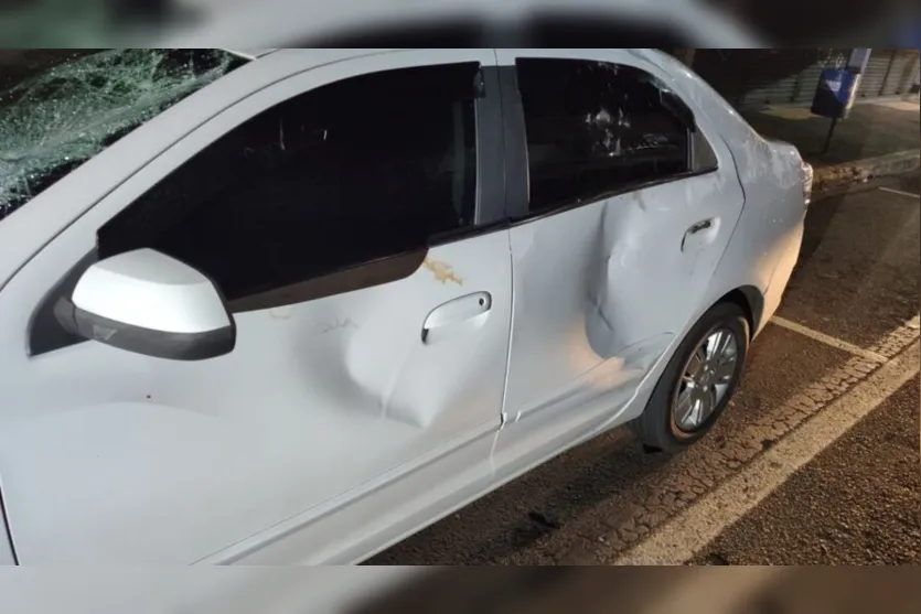 O jovem usou uma pedra e causou danos no para-brisa e nas portas 