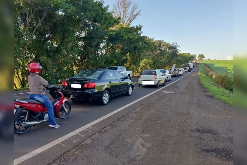  O local que ficou congestionado, formando uma grande fila de veículos 