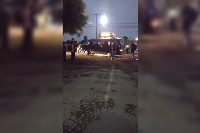  O ônibus do transporte coletivo atingiu em cheio a lateral da van. 