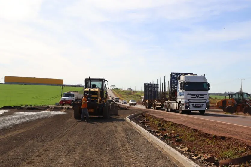  O prefeito Carlos Gil e o diretor do Departamento de Obras, Bruno Montoro, estiveram no Trevo Ouro Verde 