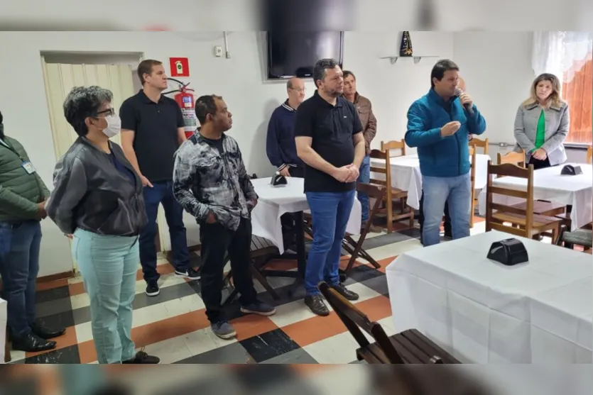  O prefeito Júnior da Femac e o vice, Paulo Vital, reuniram vereadores e secretários para a inauguração do restaurante popular 