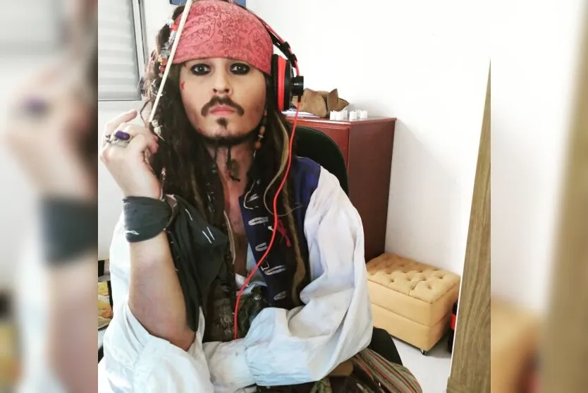  O sobrenome artístico é inspirado em um dos personagens mais famosos de Johnny Depp, o capitão Jack Sparrow 