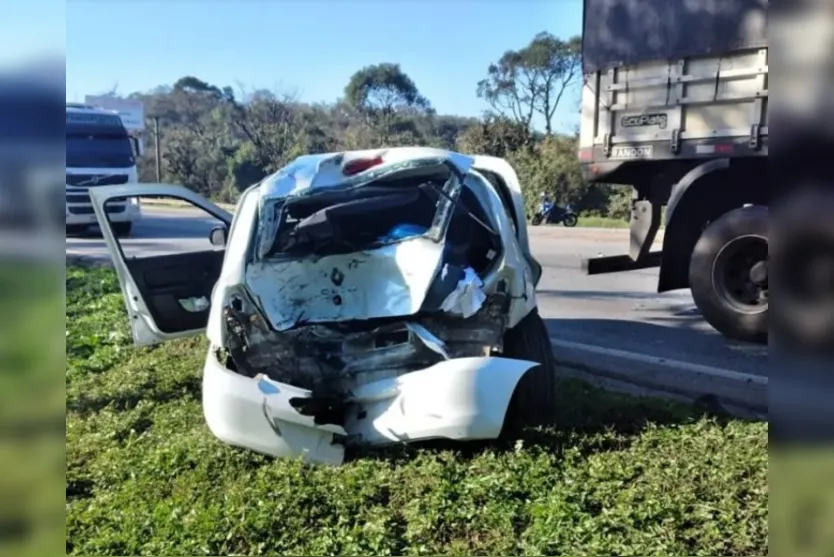 O veículo Renault Clio fazia um retorno proibido 