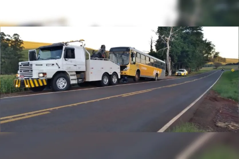  O veículo, com sinais de batida, só foi retirado na manhã de domingo, 19 