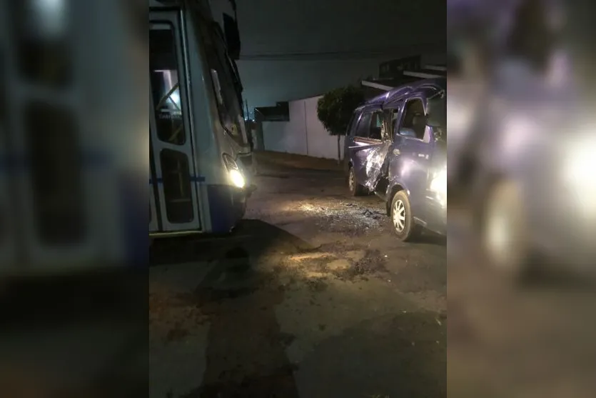 Ônibus da Val bate em van de estudantes no Jd. Itália
