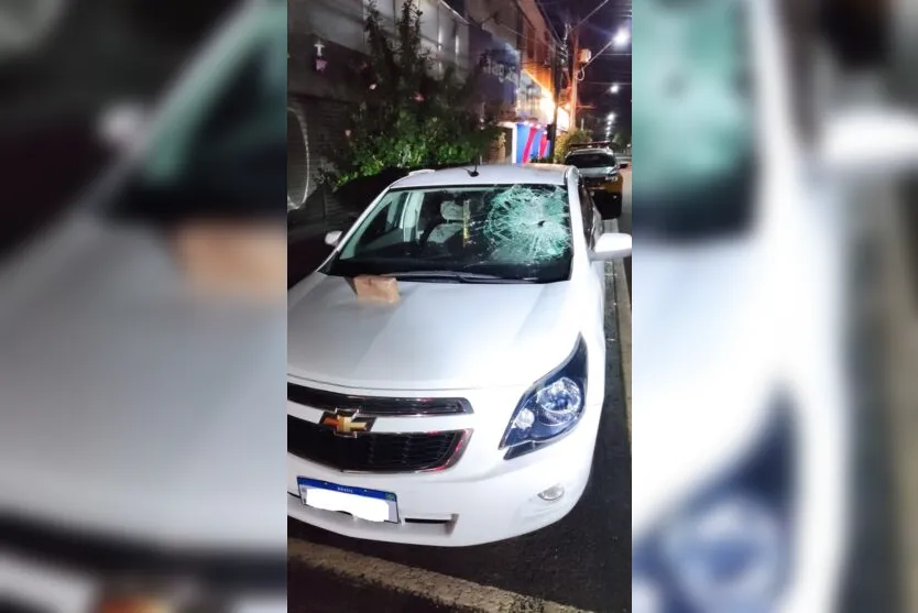  Os danos foram grandes, o para-brisa foi quebrado e a lataria ficou amassada 