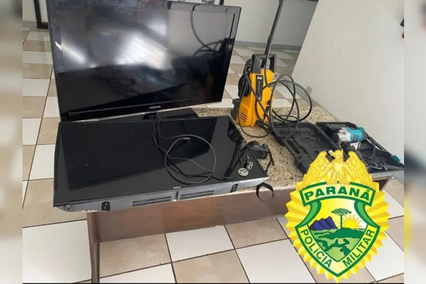  Os policiais acionaram o guincho e encaminharam o veículo, juntamente com os objetos para a delegacia de Apucarana 