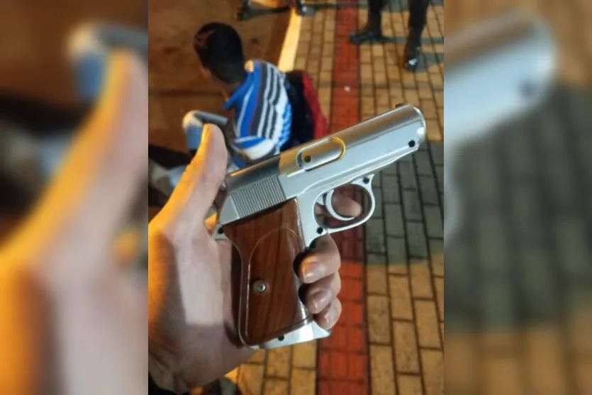  Os policiais também encontraram no local o simulacro de uma pistola 